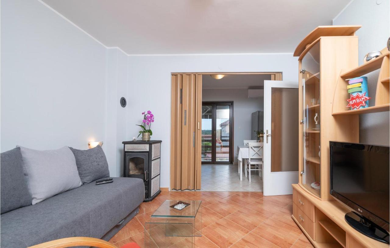 1 Bedroom Amazing Apartment In Peruški Buitenkant foto