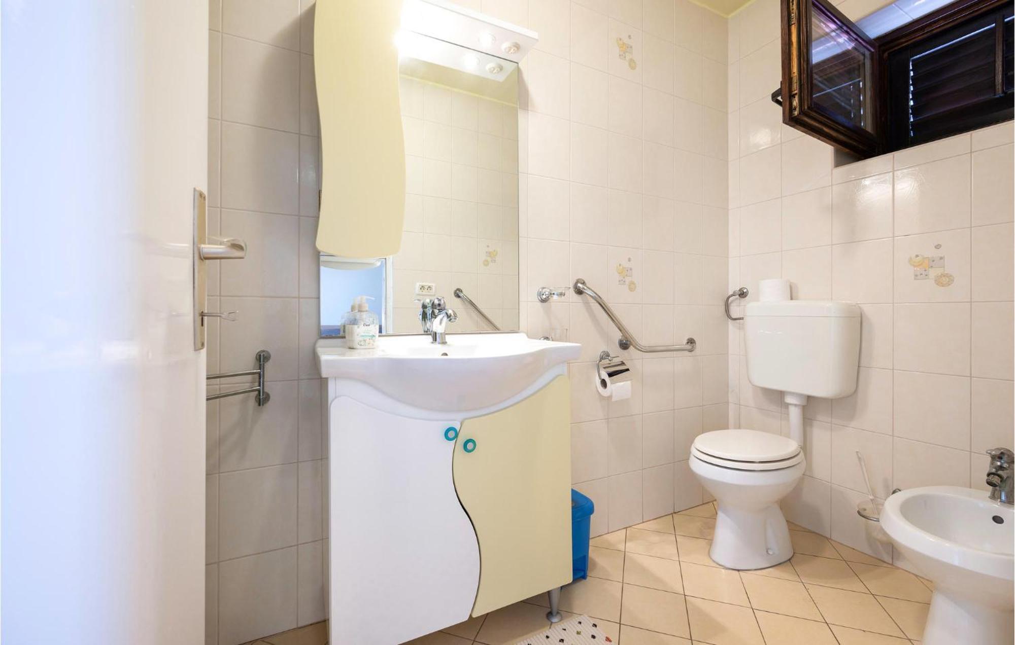 1 Bedroom Amazing Apartment In Peruški Buitenkant foto